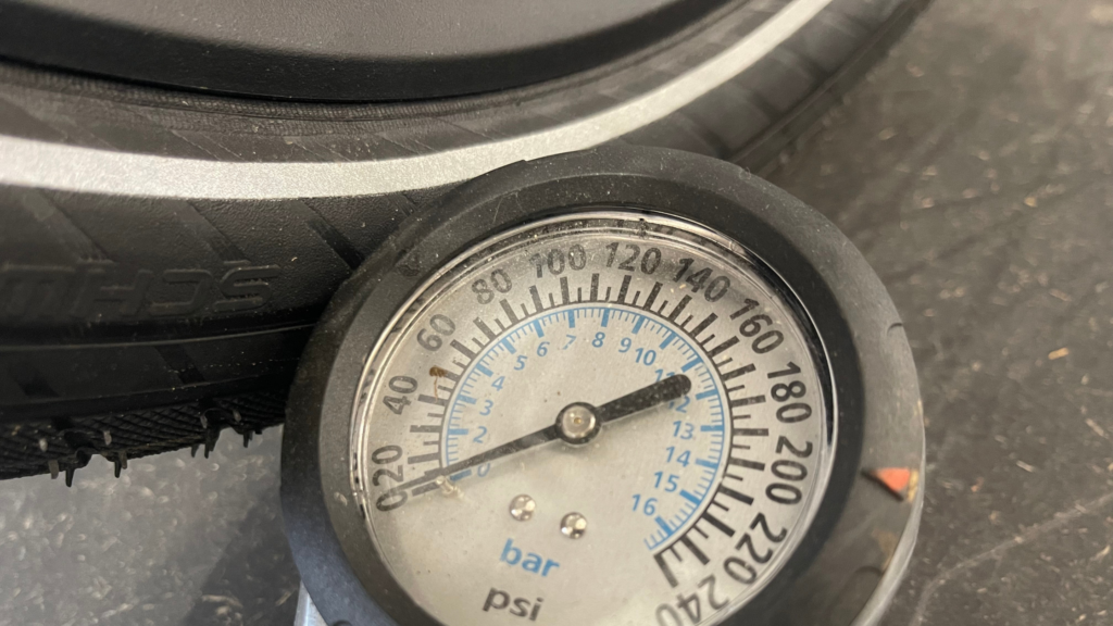 Tyre pressure gauge